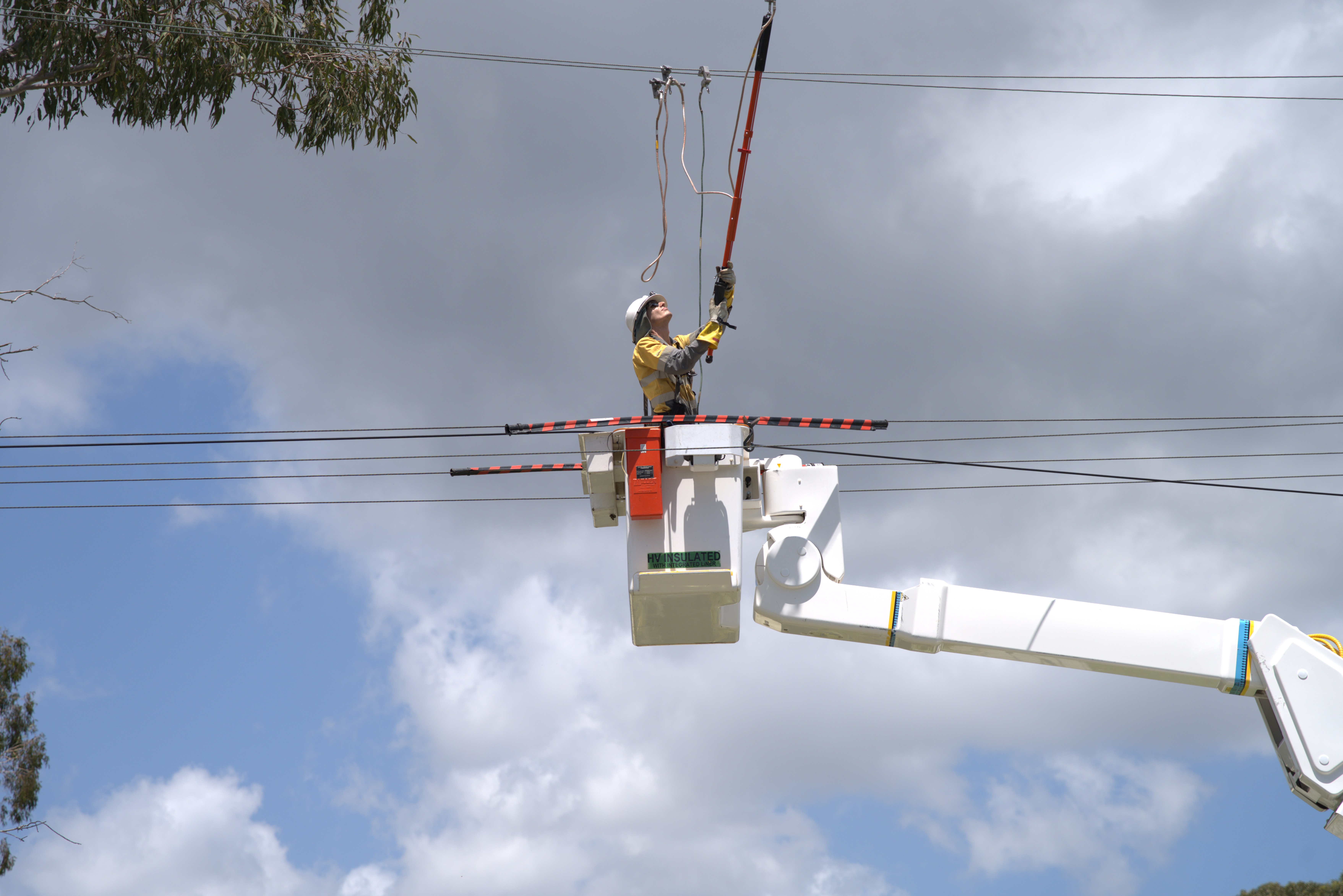 Energex crews working on Old Cleveland Rd